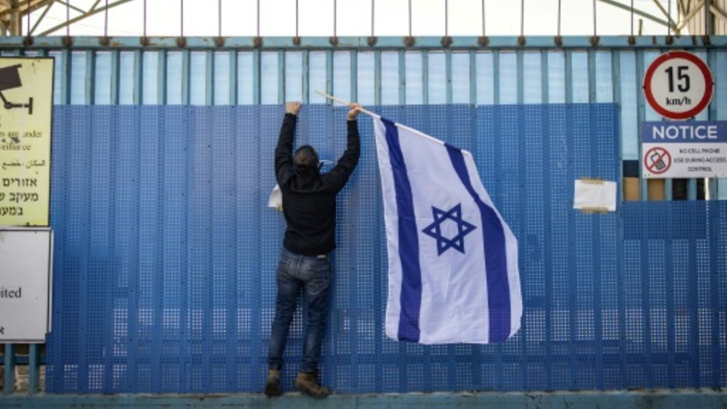 Israelischer Aktivist vor dem verschlossenen Tor zur UNRWA-Außenstelle in Ostjerusalem.