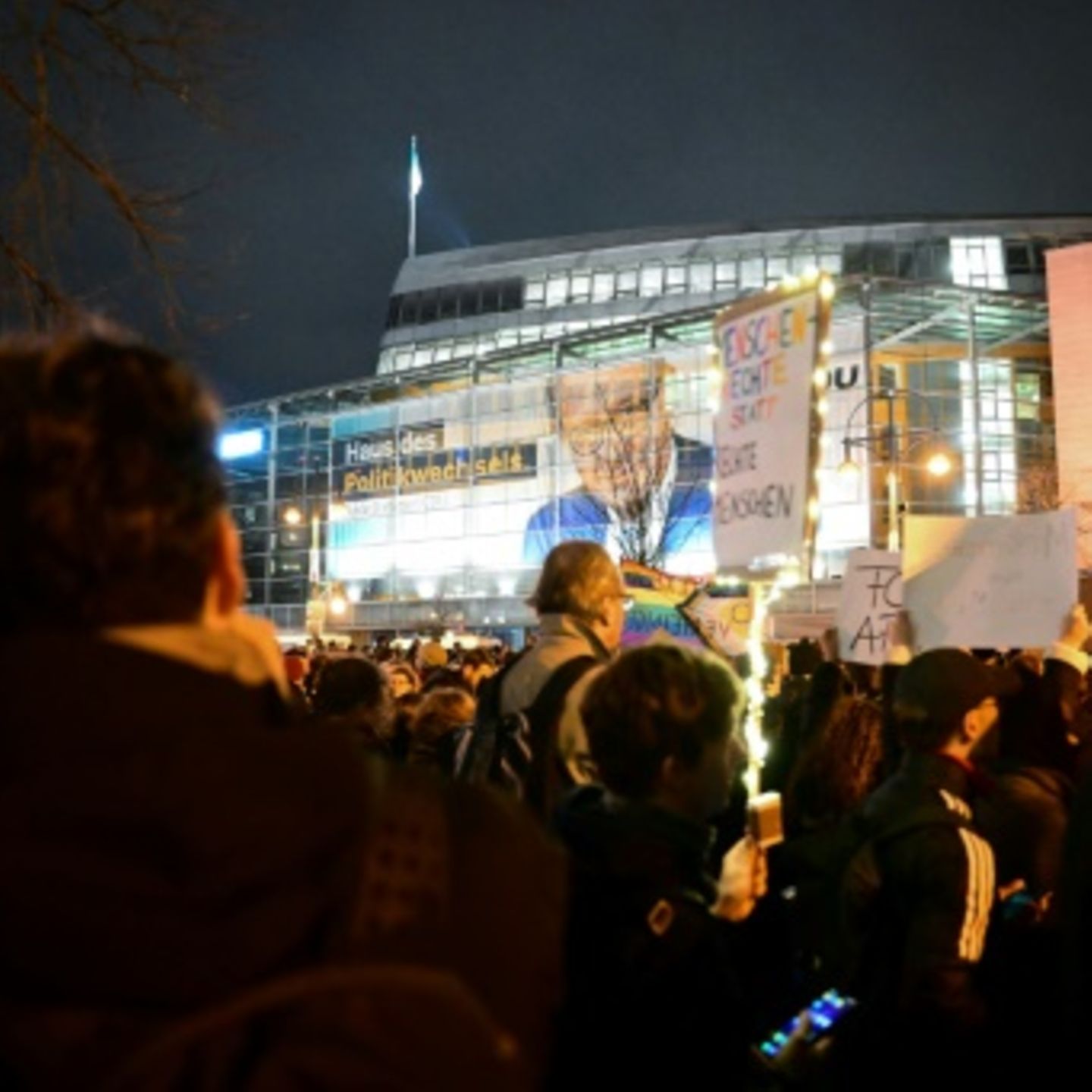 Demonstranten vor dem Konrad-Adenauer-Haus