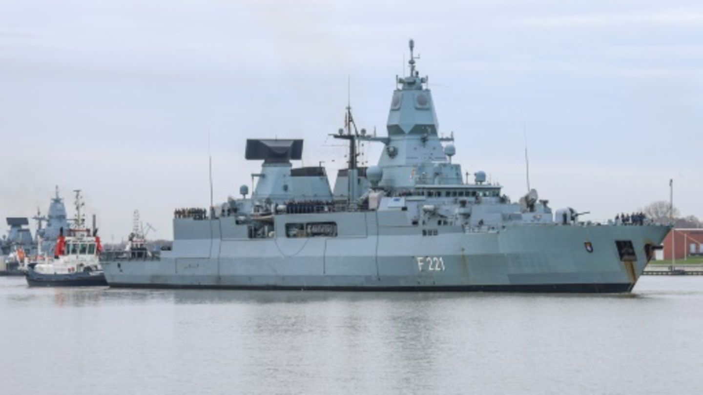Fregatte Hessen vor ihrer Entsendung zur Mission Eunavfor Aspides
