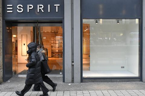 Blick auf eine leerstehende Filiale der Modekette Esprit in Hannover