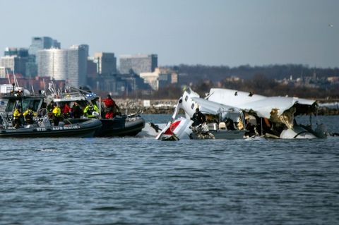 Einsatzkräfte suchen im Washingtoner Fluss Potomac