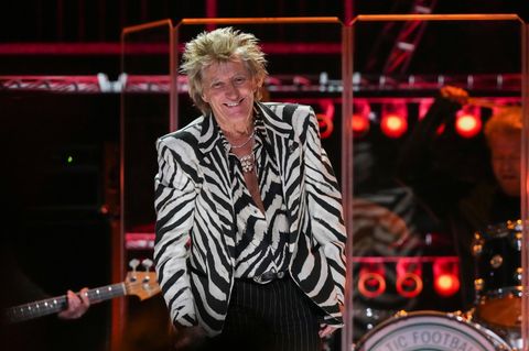 Rod Stewart tritt während des "FireAid"-Benefizkonzerts für die Feueropfer von Los Angeles auf