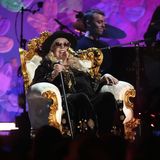 Die kanadische Musikerin Joni Mitchell singt beim Benefizkonzert für die Feueropfer von Los Angeles