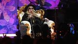 Die kanadische Musikerin Joni Mitchell singt beim Benefizkonzert für die Feueropfer von Los Angeles