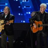 Stephen Stills (l.) und Graham Nash traten bei der Benefizveranstaltung zum ersten Mal seit fast einem Jahrzehnt wieder gemeinsam auf – und spielten den 1970-Klassiker "Teach Your Children" ihrer damaligen Band Crosby, Stills and Nash