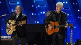 Stephen Stills (l.) und Graham Nash traten bei der Benefizveranstaltung zum ersten Mal seit fast einem Jahrzehnt wieder gemeinsam auf – und spielten den 1970-Klassiker "Teach Your Children" ihrer damaligen Band Crosby, Stills and Nash