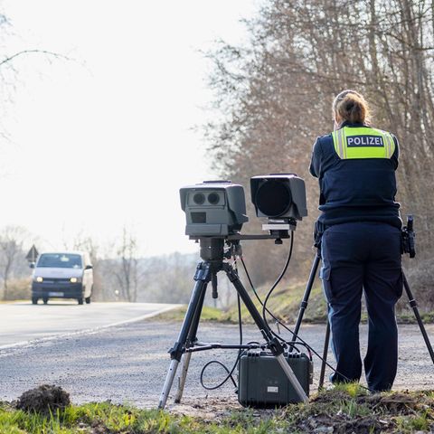 Geschwindigkeitskontrolle der Polizei beim Blitzermarathon (Archivbild)