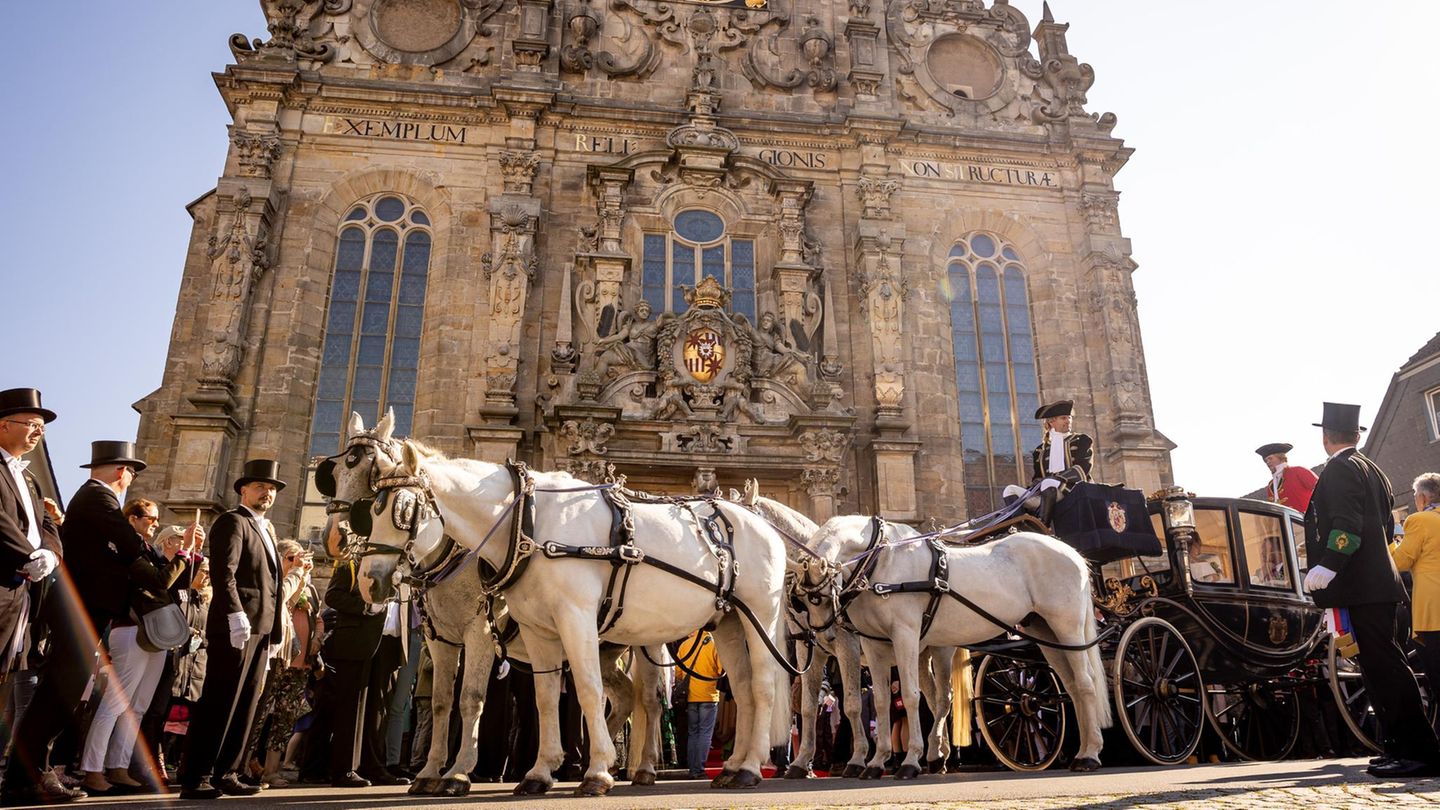 Eine Kutsche wartet nach der kirchlichen Hochzeit von Fürst Alexander zu Schaumburg-Lippe
