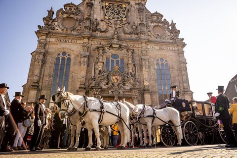 Eine Kutsche wartet nach der kirchlichen Hochzeit von Fürst Alexander zu Schaumburg-Lippe