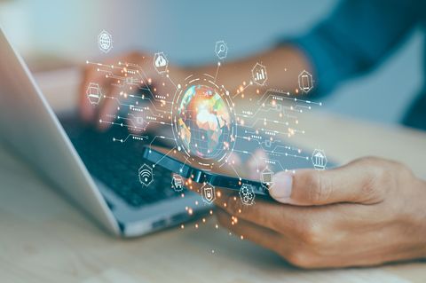 WLAN oder WiFi: Laptop und Smartphone übertragen Daten im Netzwerk