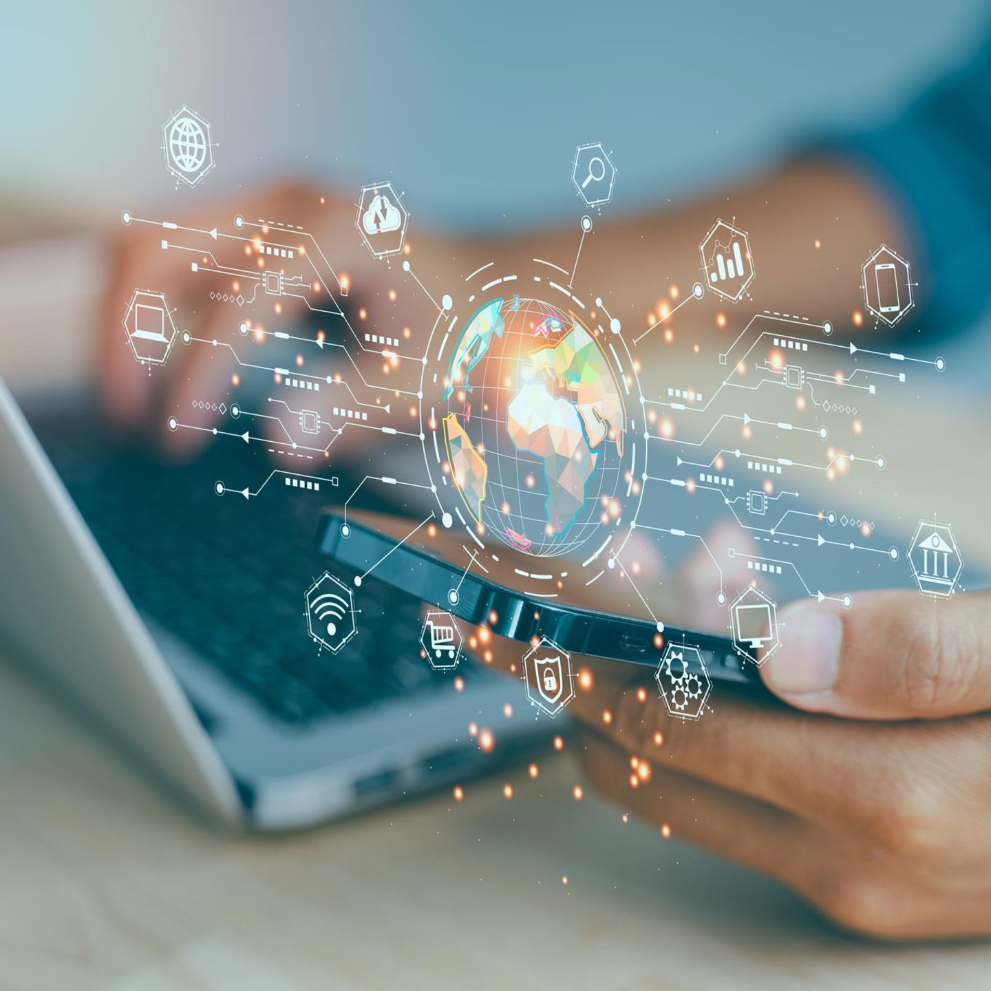 WLAN oder WiFi: Laptop und Smartphone übertragen Daten im Netzwerk