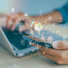 WLAN oder WiFi: Laptop und Smartphone übertragen Daten im Netzwerk