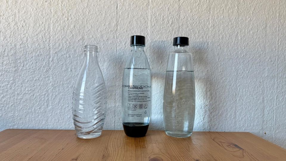 Die Flaschen des Sodastream E-Duo stehen neben der klassischen Glaskaraffe Die Flaschen des Sodastream E-Duo stehen neben der klassischen Glaskaraffe