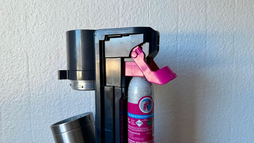 Der Sodastream E-Duo mit geöffnetem Kartuschen-Hebel des Quick Connect Der Sodastream E-Duo mit geöffnetem Kartuschen-Hebel des Quick Connect