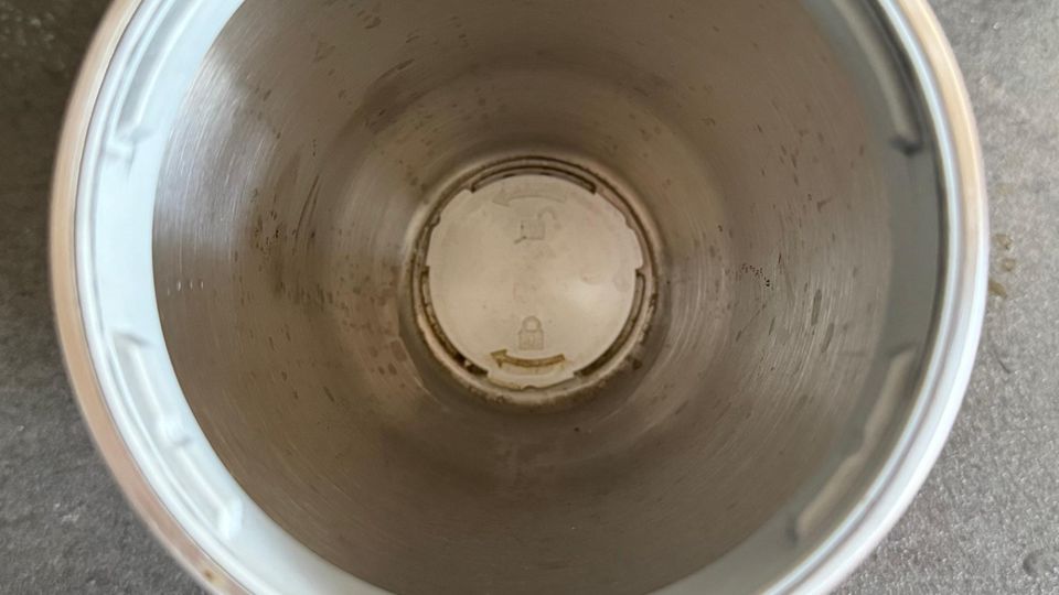 Bei stark kalkhaltigem Leistungswasser verdreckt die Flaschenhalterung des Sodastream E-Duo schon nach wenigen Wochen sichtbar. Schade: Die Schraubvorrichtung unten lässt sich kaum rückstandslos reinigen