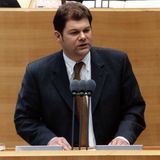Der SPD-Bundestagsabgeordnete Olaf Scholz im November 1998 am Rednerpult im Deutschen Bundestag