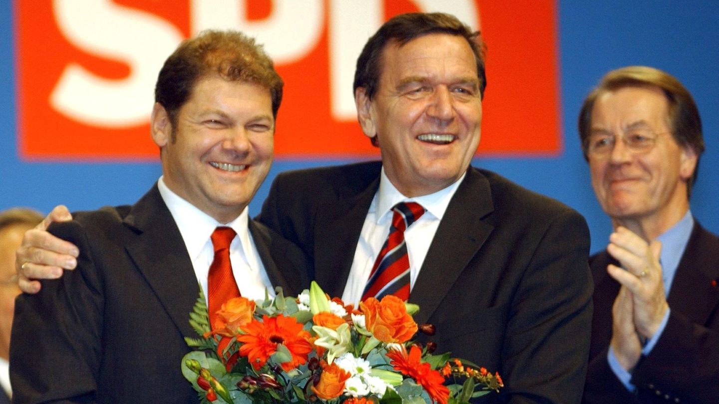 2002: Scholz wird SPD-Generalsekretär Bundeskanzler Gerhard Schröder auf dem SPD-Sonderparteitag in Berlin seinen Arm um den neuen Generalsekretär Olaf Scholz