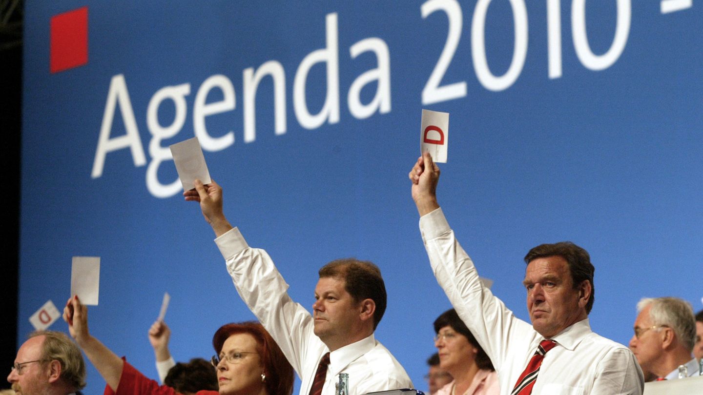 Olaf Scholz stimmt 2003 auch gemeinsam mit Gerhard Schröder für die "Agenda 2010". Mit dem Paket wurde der Kündigungsschutz gelockert, die Praxisgebühr bei Ärztinnen und Ärzten eingeführt und die Arbeitslosen- und Sozialhilfe zusammengelegt. Das erschüttert die Partei damals in ihren Grundfesten und führt zu viel Kritik aufseiten der Gewerkschaften. Rund 20 Jahre später wird Scholz, dann als Bundeskanzler, Hartz IV durch das Bürgergeld ersetzen