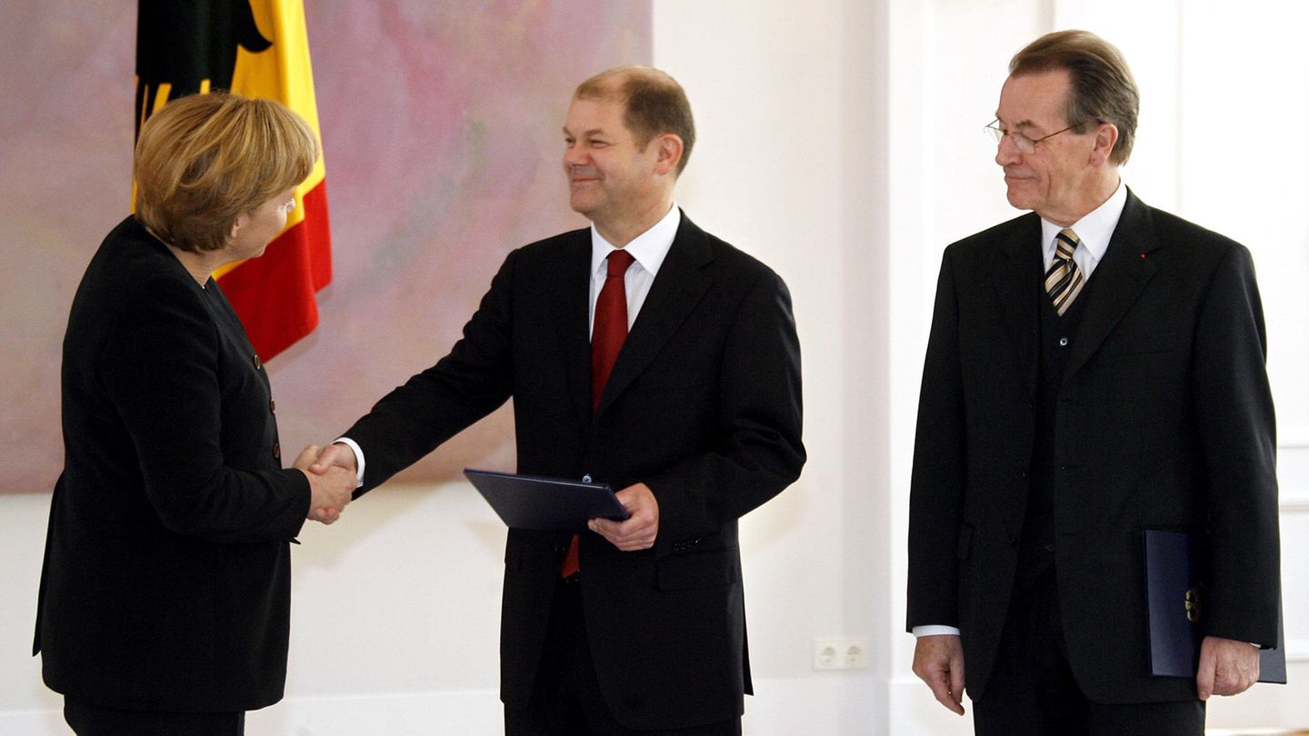 Angela Merkel schüttelt Olaf Scholz die Hand, Franz Müntefering steht daneben