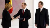 Angela Merkel schüttelt Olaf Scholz die Hand, Franz Müntefering steht daneben