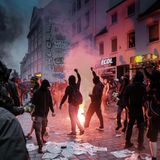 Polizisten räumen am 08.07.2017 in Hamburg mit Wasserwerfern Straßen des Schanzenviertels.