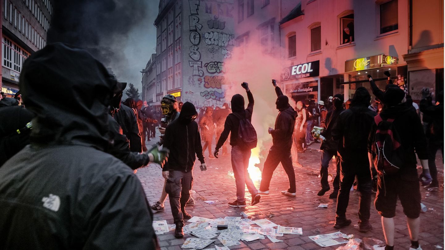 2017: G20-Gipfel Polizisten räumen am 08.07.2017 in Hamburg mit Wasserwerfern Straßen des Schanzenviertels.
