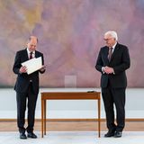 Olaf Scholz erhält von Bundespräsident Frank-Walter Steinmeier im Schloss Bellevue die Ernennungsurkunde