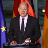 Der Ukraine-Krieg wird nicht die einzige Baustelle des Bundeskanzlers bleiben. Die Koalition hat sich in manchen Themen verkeilt: Wochenlange Streitereien über Waffenlieferungen, eine mögliche Impfpflicht und das Heizungsgesetz prägen die Debatten über die Ampel. Besonders laut sind die Grünen und die FDP, während Olaf Scholz öffentlich eher wenig von sich hören lässt. Allerdings reduzierte die Koalition die Gas-Abhängigkeit von Russland massiv, bescherte der Bundeswehr ein 100-Milliarden-Euro starkes Sondervermögen und kippte den Werbeparagraphen für Abtreibung § 219a im Strafgesetzbuch