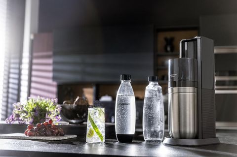 Der Sodastream E-Duo steht auf einer Küchenzeile