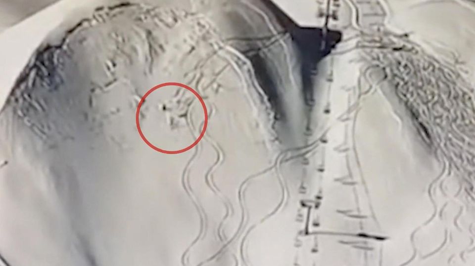 Überwachungskamera zeigt: Freerider lösen Lawine nahe Skilift aus Eine Überwachungskamera zeigt ein Skigebiet in Sulden. Zwei waghalsige Freerider wurden mit einem roten Kreis markiert