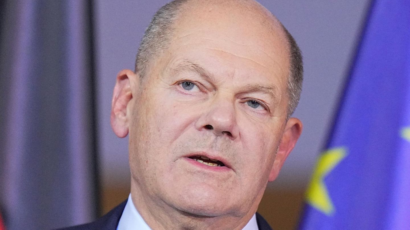 Der Streit um die Wirtschafts- und Haushaltspolitik eskaliert. In einem Krisentreffen im Kanzleramt fordert Scholz den Finanzminister und FDP-Chef Christian Lindner auf, die Aufnahme von mehr Schulden zu ermöglichen. Der weigert sich. Der Kanzler entlässt ihn – und lässt dem Rauswurf eine beispiellose öffentliche Abrechnung folgen: Lindner habe "Gesetze sachfremd blockiert", sein Vertrauen missbraucht und "kleinkariert politisch taktiert". Scholz' Ampel-Koalition ist Geschichte