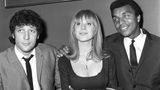 Schon früh ging ihr Stern als Sängerin auf: 1964 feierte Faithfull ihr Debüt mit dem von Mick Jagger und Keith Richards komponierten Song "As Tears Go By". Die beiden Stones hatte sie im März 1964 auf einer Feier kennengelernt. Ein Jahr später war sie bereits ein Star im "Swinging London", hier ist Faithfull zwischen den beiden Sängern Tom Jones (.) und Kenny Lynch zu sehen