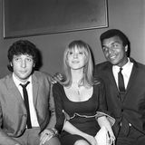 Schon früh ging ihr Stern als Sängerin auf: 1964 feierte Faithfull ihr Debüt mit dem von Mick Jagger und Keith Richards komponierten Song "As Tears Go By". Die beiden Stones hatte sie im März 1964 auf einer Feier kennengelernt. Ein Jahr später war sie bereits ein Star im "Swinging London", hier ist Faithfull zwischen den beiden Sängern Tom Jones (.) und Kenny Lynch zu sehen