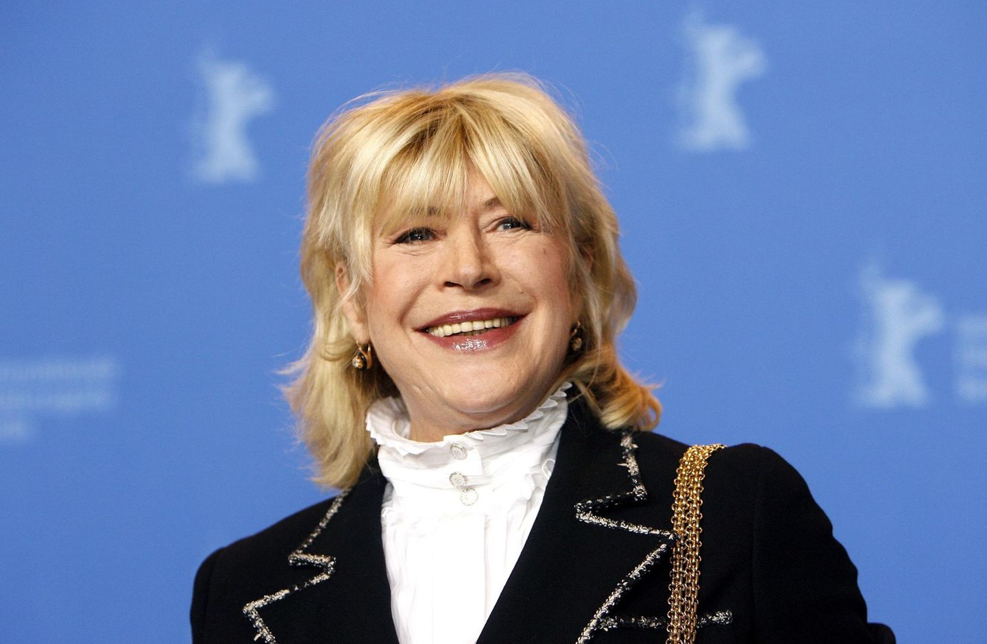 Schauspielerin und Sängerin: Auch als Schauspielerin war ihr ein später Triumph vergönnt. "Irina Palm" bescherte ihr 2007 einen überraschenden Erfolg. In der Rolle einer arbeitslosen Mittfünfzigerin, die im Pornoshop arbeitet, erhielt Marianne Faithfull bei der Weltpremiere auf der Berlinale 20 Minuten lang Standing Ovations. Im gleichen Jahr wurde sie für den Europäischen Filmpreis als beste Darstellerin nominiert Auch als Schauspielerin war ihr ein später Triumph vergönnt. "Irina Palm" bescherte ihr 2007 einen überraschenden Erfolg. In der Rolle einer arbeitslosen Mittfünfzigerin, die im Pornoshop arbeitet, erhielt Marianne Faithfull bei der Weltpremiere auf der Berlinale 20 Minuten lang Standing Ovations. Im gleichen Jahr wurde sie für den Europäischen Filmpreis als beste Darstellerin nominiert
