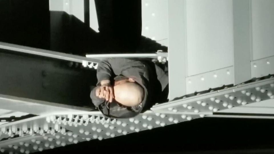 Ein Mann in den USA versteckt sich unter den Stahlstreben einer Brücke vor der Polizei