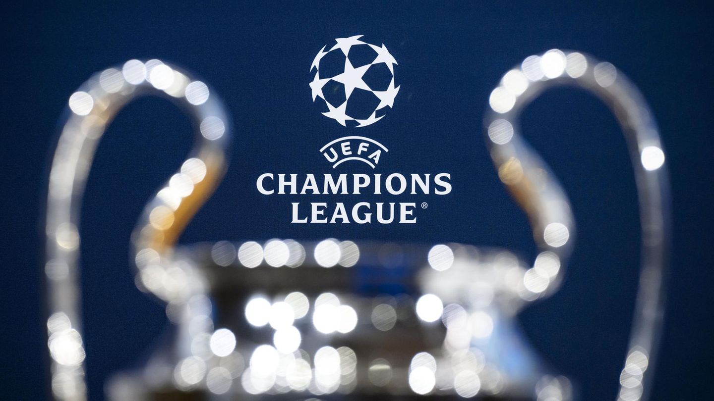 Die Champions-League-Trophäe ist während der Viertelfinalauslosung der UEFA Champions League 2023/24 zu sehen