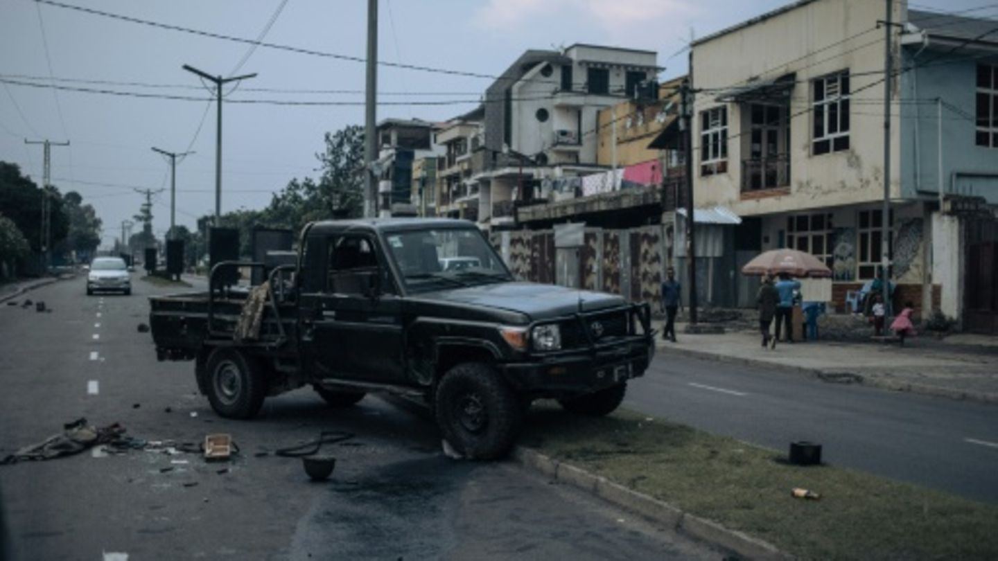 Von der kongolesischen Armee aufgegebenes Fahrzeug in Goma