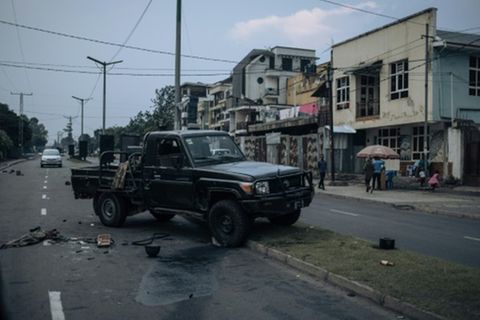Von der kongolesischen Armee aufgegebenes Fahrzeug in Goma