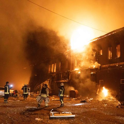 Ukraine is far from peace. Again and again Russian rockets hit the cities