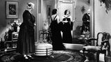 Schauspielerin Gloria Swanson in einer Chanel-Robe