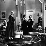 Schauspielerin Gloria Swanson in einer Chanel-Robe