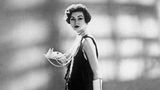 Model in einem schwarzem Haute-Couture-Entwurf von Coco Chanel
