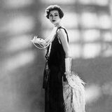 Model in einem schwarzem Haute-Couture-Entwurf von Coco Chanel