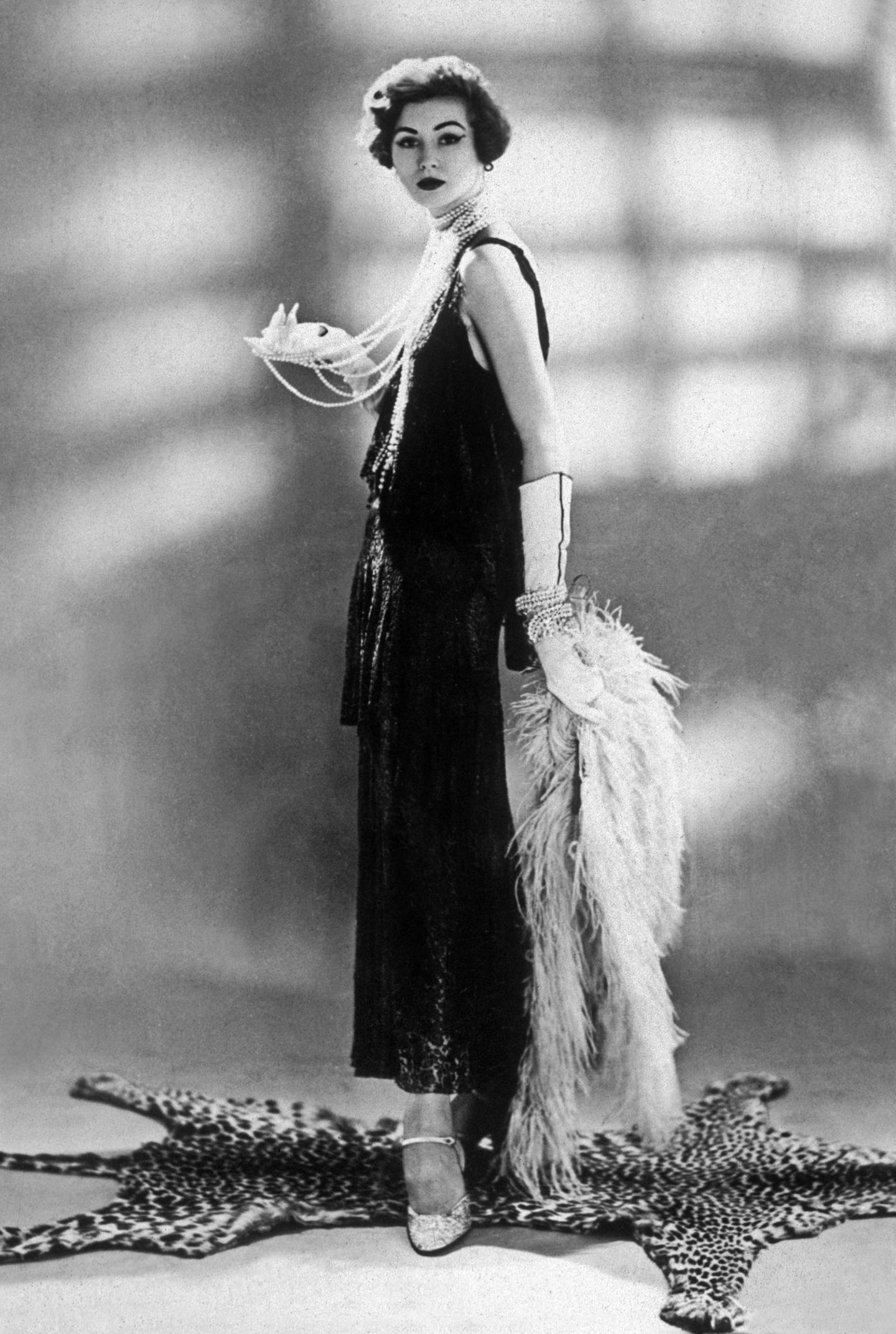 Model in einem schwarzem Haute-Couture-Entwurf von Coco Chanel