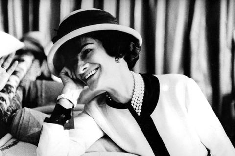 Schwarzweiß-Bild von Coco Chanel