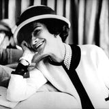 Schwarzweiß-Bild von Coco Chanel