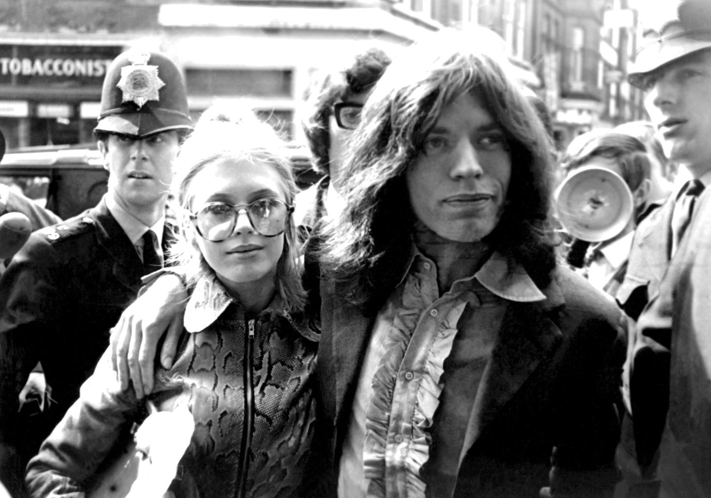 Im "Swinging London" waren sie zeitweise das coolste Paar: Ihre Beziehung mit Mick Jagger produzierte viele Schlagzeilen. Bei einer Razzia im Haus von Keith Richards wurde sie im Februar 1967 wegen unerlaubten Drogenbesitzes verhaftet. Sie soll dabei nackt vor dem Polizisten gestanden haben. Die Beziehung endete allerdings tragisch: Im Sommer 1968 verlor sie bei einer Fehlgeburt den gemeinsamen Sohn, 1969 wurde sie nach der Trennung von dem Rolling Stone heroinabhängig