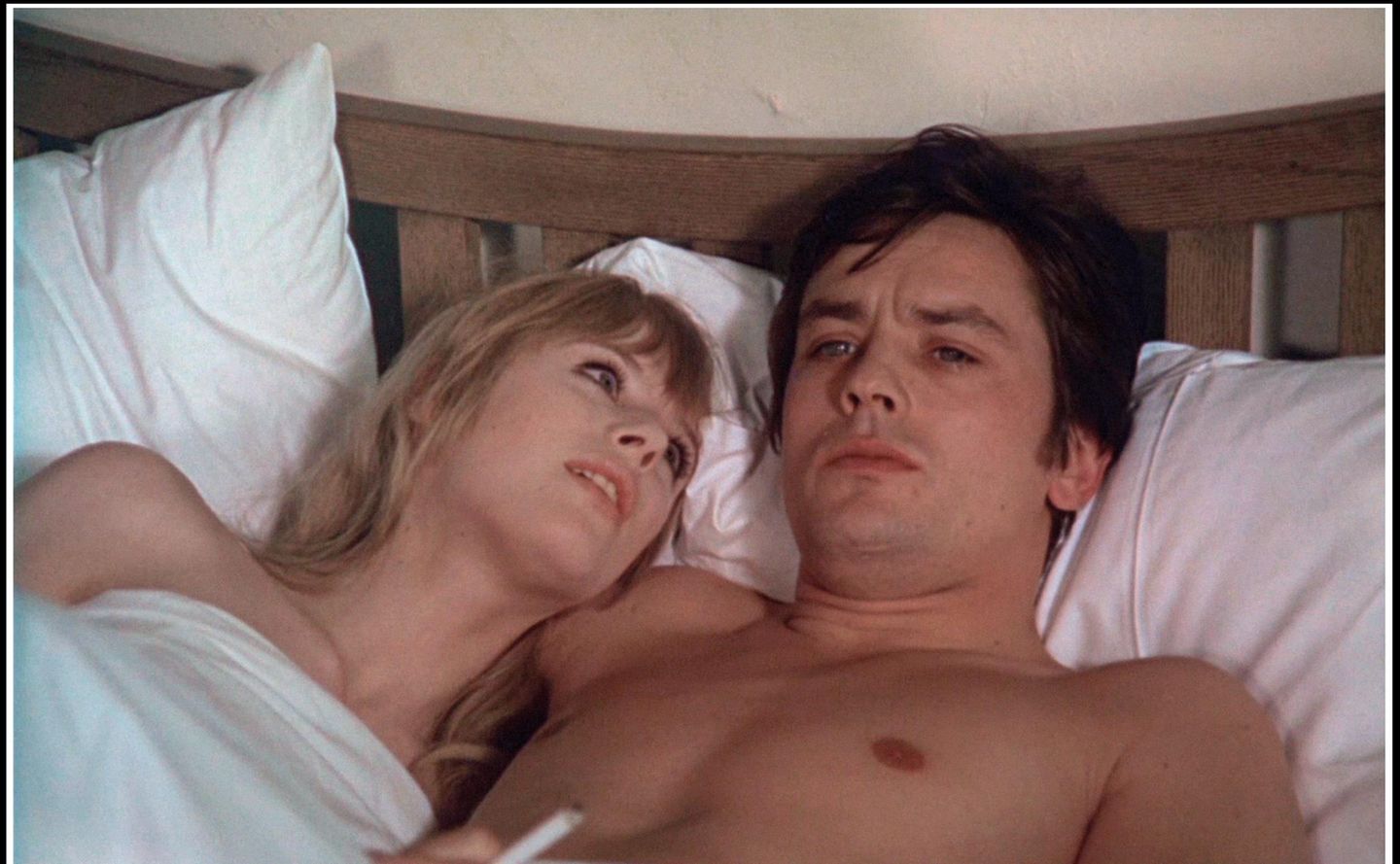 In "Nackt unter Leder" hatte Faithfull 1969 einige Bettszene mit Alain Delon vorzuweisen. Der Streifen bekam allerdings durchweg schlechte Kritiken. Als "typischen Sixties-Schundfilm" bezeichnete etwa der amerikanische Journalist Marc Spitz das Werk