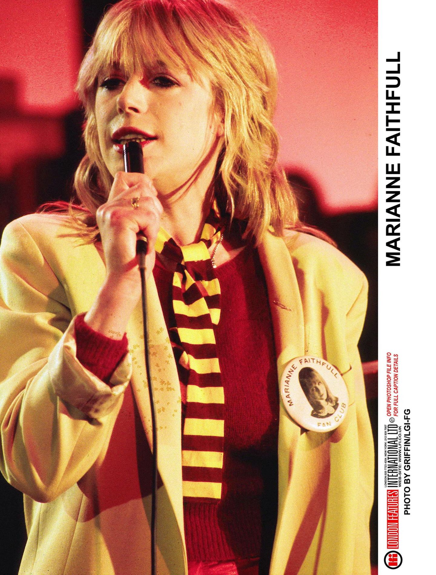 Schauspielerin und Sängerin: Die Heroinsucht bedeutete für Faithfull einen tiefen Sturz, zeitweise lebte sie in London sogar auf der Straße. Es dauerte bis 1979, ehe ihr nach mit dem vom New Wave beeinflussten "Broken English" ein fulminantes Comeback gelang. Für das Album bekam sie in Deutschland die Goldene Schallplatte. Bis sie ihre Heroinsucht vollständig überwand, dauerte es allerdings noch bis Mitte der 80er Jahre Die Heroinsucht bedeutete für Faithfull einen tiefen Sturz, zeitweise lebte sie in London sogar auf der Straße. Es dauerte bis 1979, ehe ihr nach mit dem vom New Wave beeinflussten "Broken English" ein fulminantes Comeback gelang. Für das Album bekam sie in Deutschland die Goldene Schallplatte. Bis sie ihre Heroinsucht vollständig überwand, dauerte es allerdings noch bis Mitte der 80er Jahre