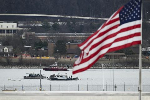 Ein Polizeiboot birgt Wrackteile aus dem Potomac